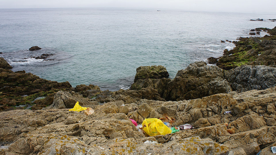 Basura en el litoral, imagen El Saltamontes de Ceuta