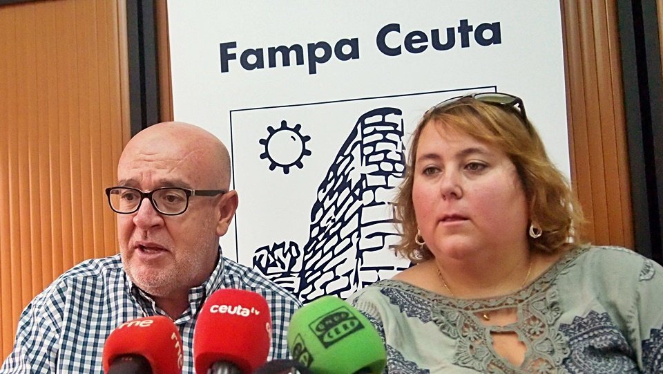 Dos miembros de FAMPA, compareciendo en rueda de prensa