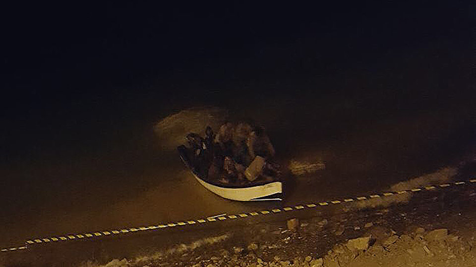 Patera con migrantes llegando anoche a la playa del Chorrillo