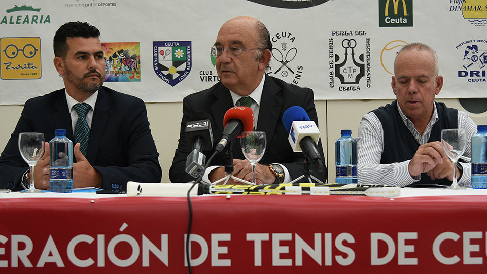 Yassin Mohamed, presidente de la FTC, el presidente de la Real Federación Española de Tenis, Miguel Díaz Román y del vicepresidente primero, Antonio Martínez Cascales