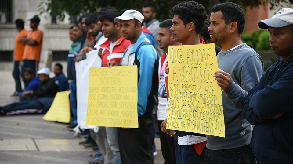 Migrantes asiáticos concentrados en la plaza de los Reyes