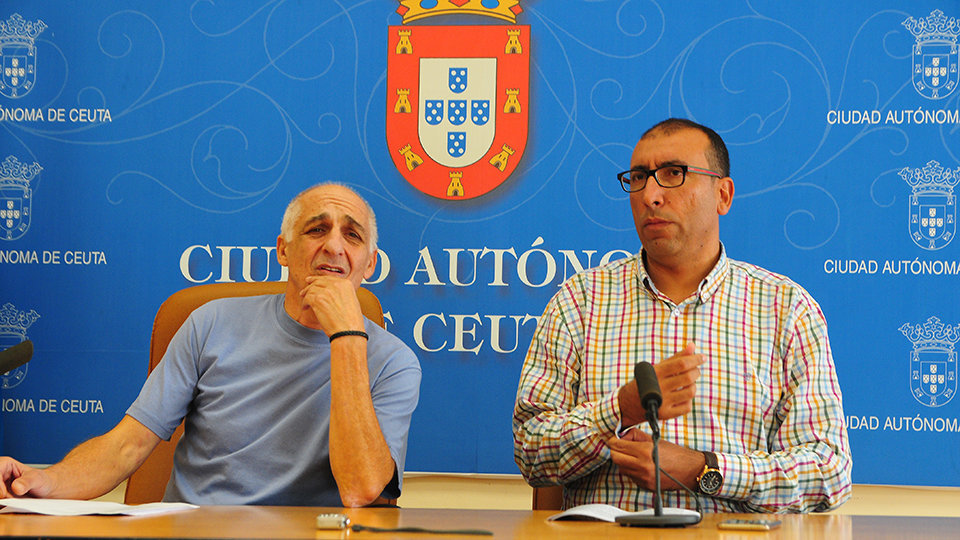 Juan Luis Aróstegui y Mohamed Alí en la sala de prensa del Ayuntamiento