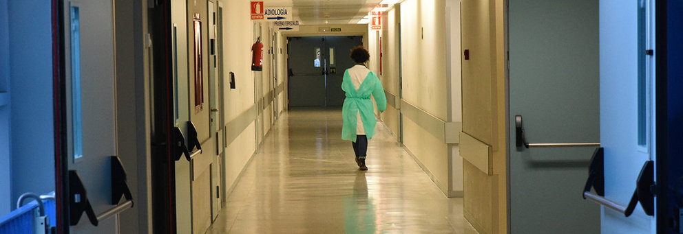 Una doctora recorre uno de los pasillos del área de radiología del Hospital Universitario