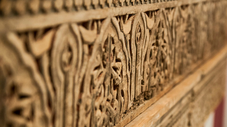Una de las vigas talladas con caligrafía árabe pertenecientes a la Madrasa Al Yadida