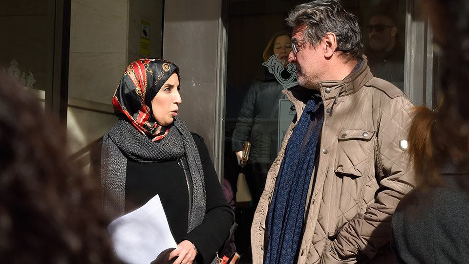 Fatima Hamed y Emilio Carreira conversan en la puerta del Palacio Autonómico