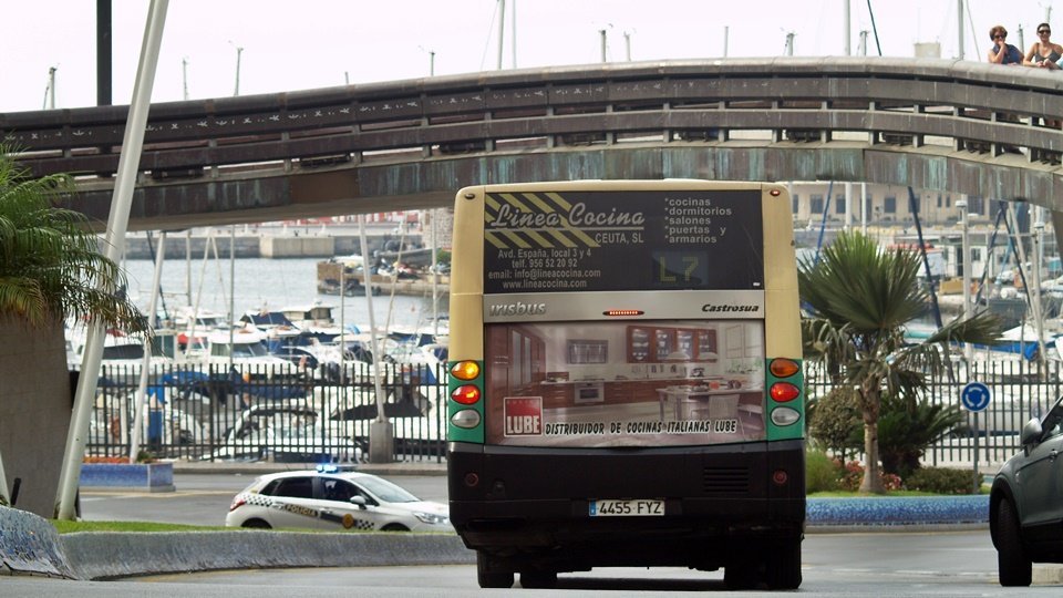 Un autobús urbano, a su paso por la plaza de la Constitución