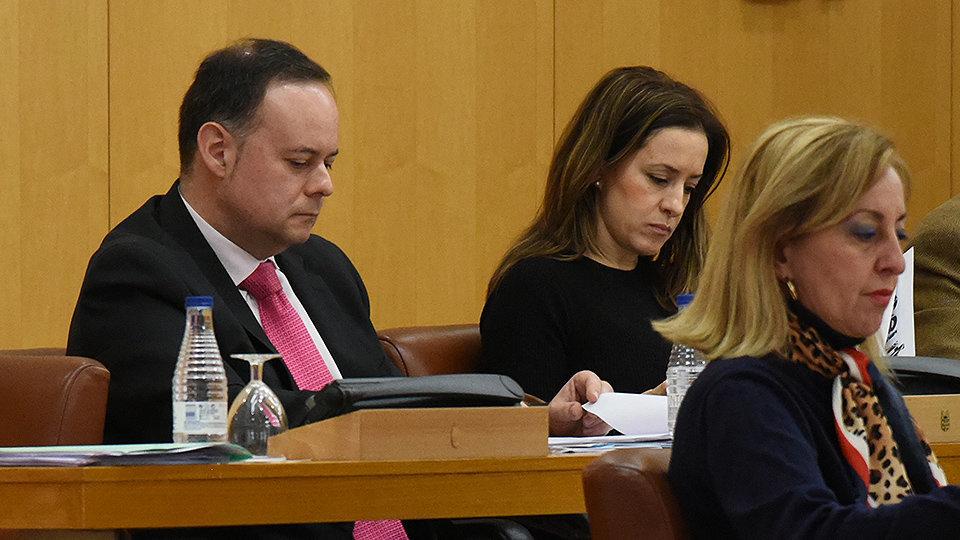 Javier Celaya, Fatima Mohamed y Adela Nieto, durante la sesión plenaria