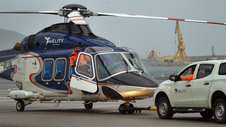 Un helicóptero de Hélity, posado en la pista del helipuerto