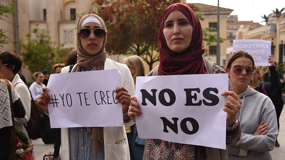 Dos mujeres protestan por la sentencia dE LA mANADA FEMINISMO