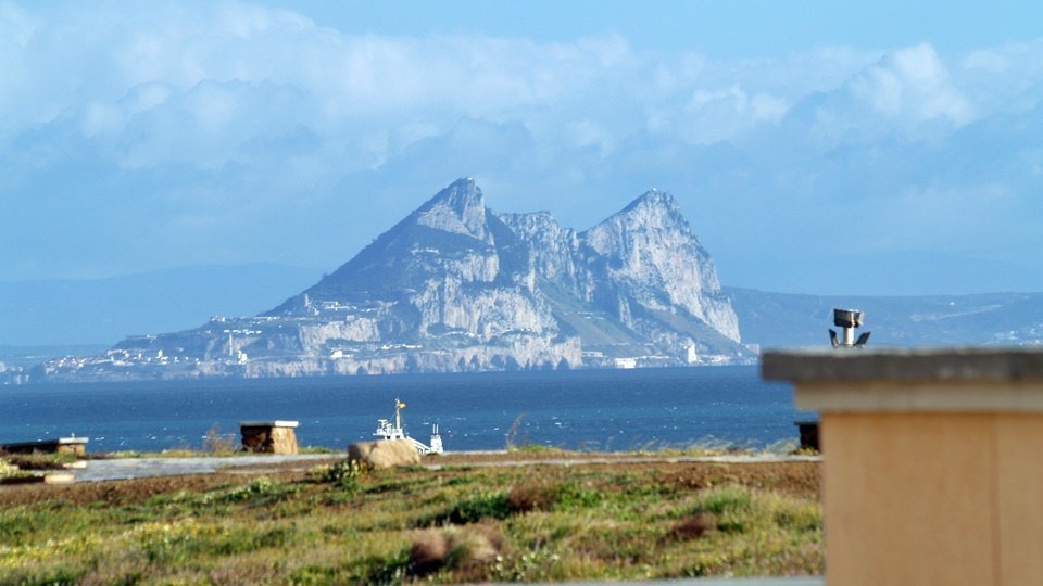 El peñón de Gibraltar, en la lejanía