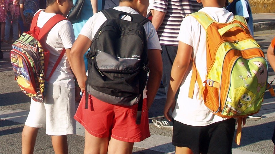 alumnos mochilas