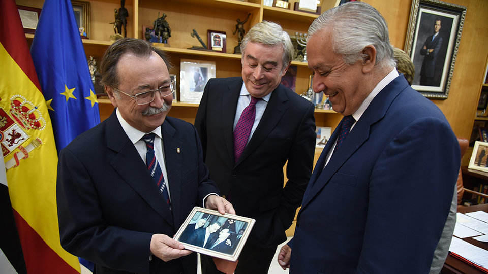 Juan Vivas muestra a Arenas y Barreiro la foto de su primera toma de posesión, a la que asistió el ex ministro