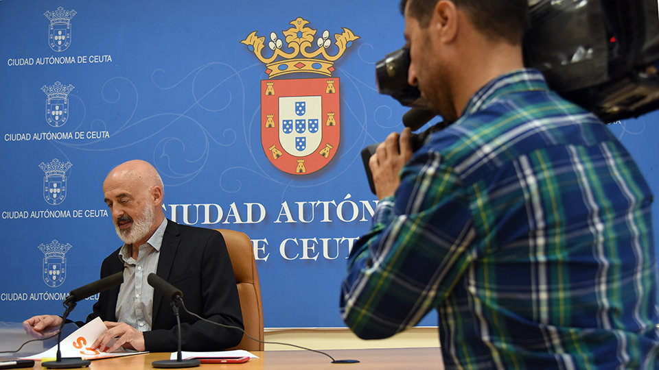 Un cámara de RTVCE graba a Javier Varga, portavoz de Cs, poco antes de su comparecencia.