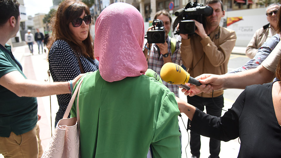 Fatima Hamed, de espaldas, atiende los medios de comunicación locales