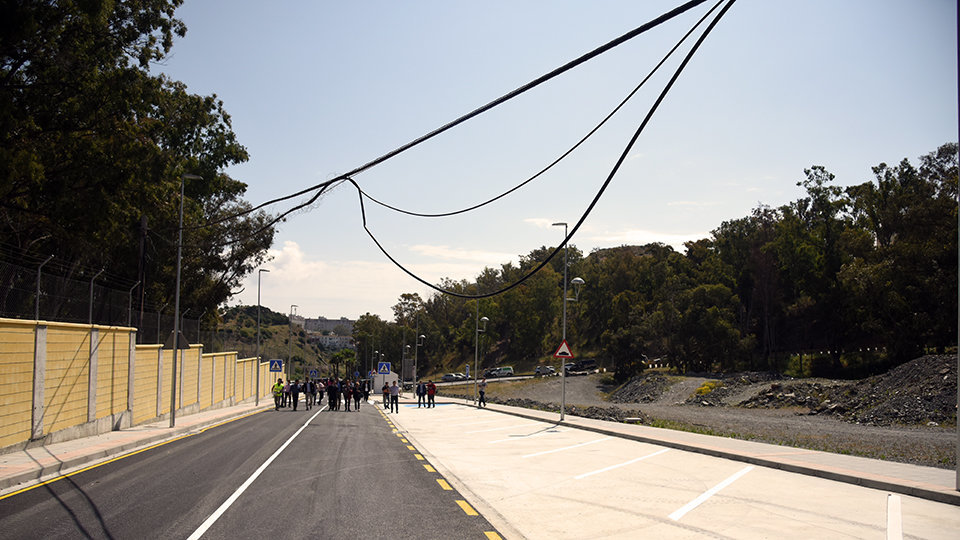 Cable d etelefónica descolgado sobre el nuevo vial del  Puente Quemadero