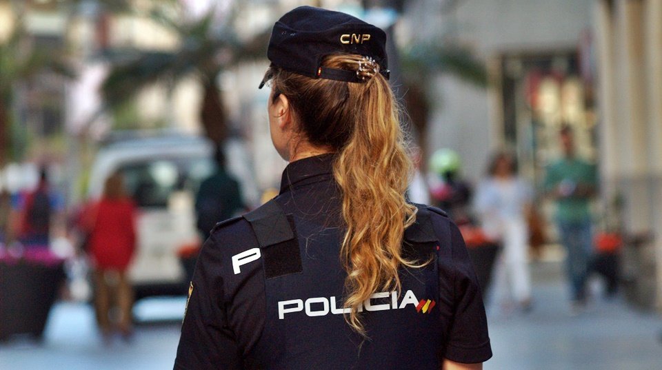 policía nacional mujer