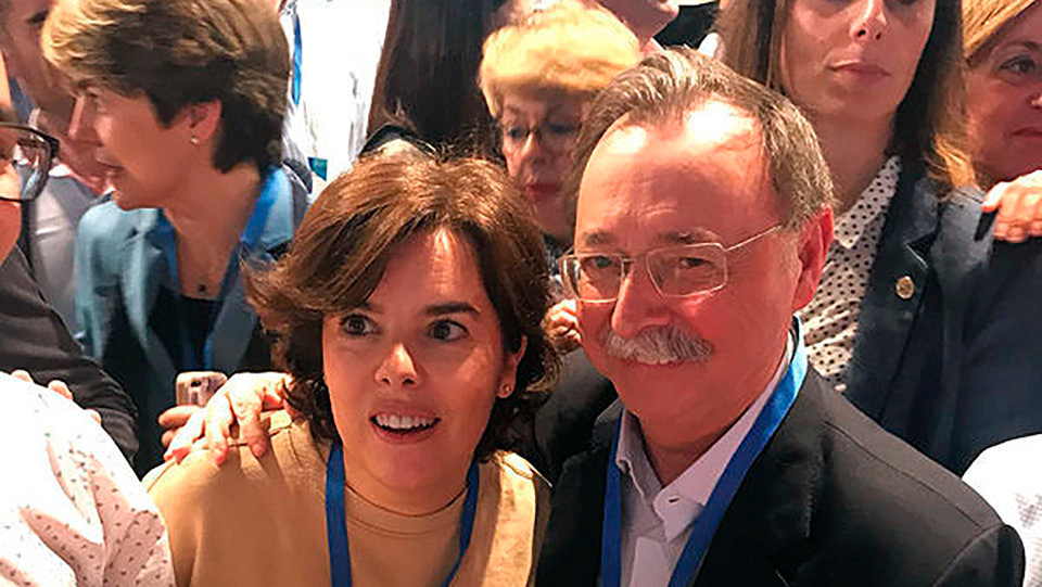 Sáenz de Santamaría y Juan Vivas durante la última convención del PP en Sevilla