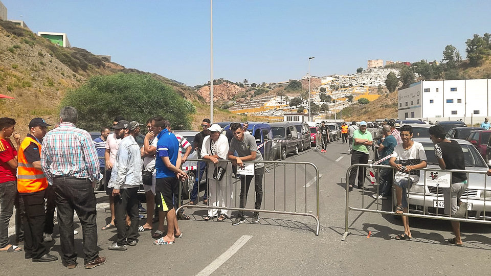 Porteadores retenidos en la carretera de acceso a Loma Colmena desde La Almadraba (1 de 1)