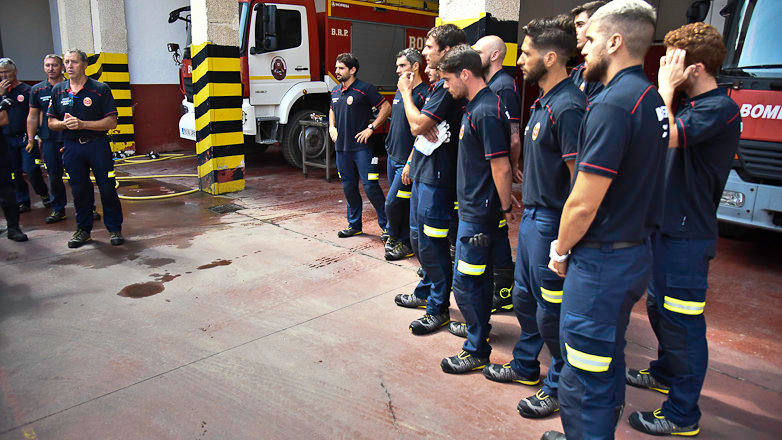 Miguel Ángel Rios, jefe del SEIS, y los nuevos bomberos-1