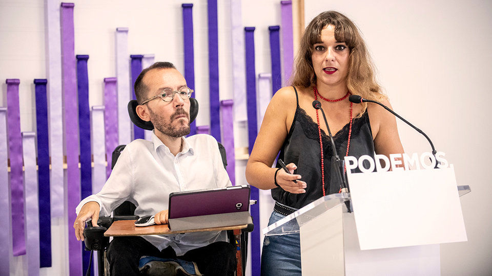 El portavoz Pablo Echenique y la coportavoz de Podemos, Noelia Vera