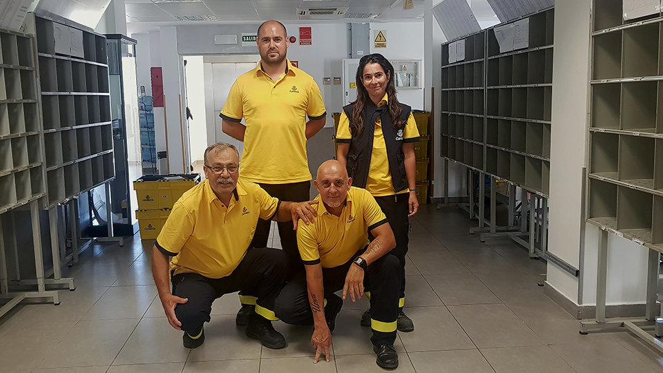 Carteros de Ceuta posando con su nuevo uniforme