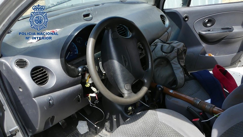interior coche policía