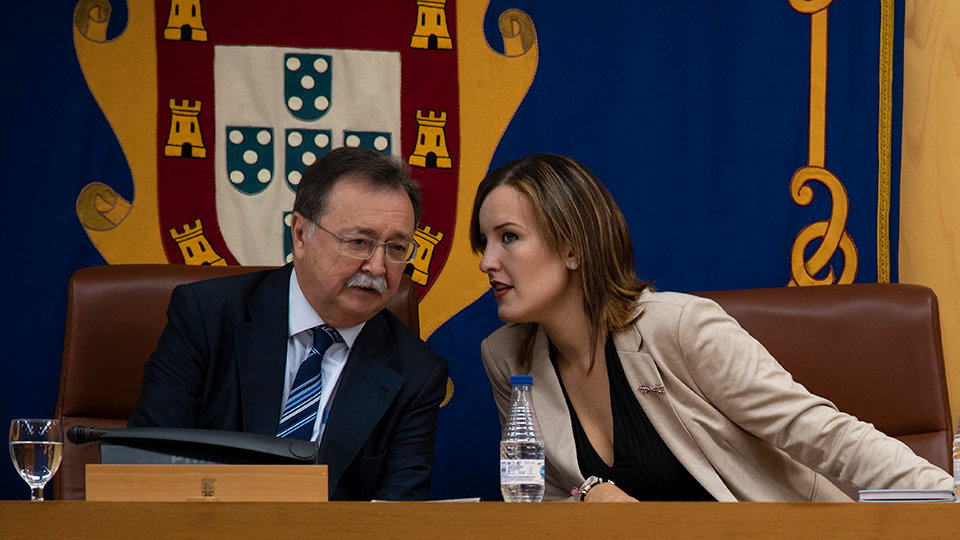 Juan Vivas y Mayda Daoud conversan durante la sesión plenaria