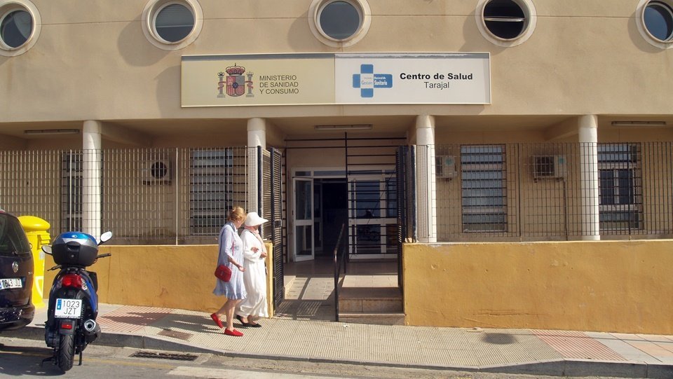 Puerta principal del Centro de Salud de El Tarajal