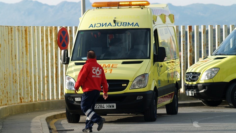 Un funcionario del 061, frente a una ambulancia