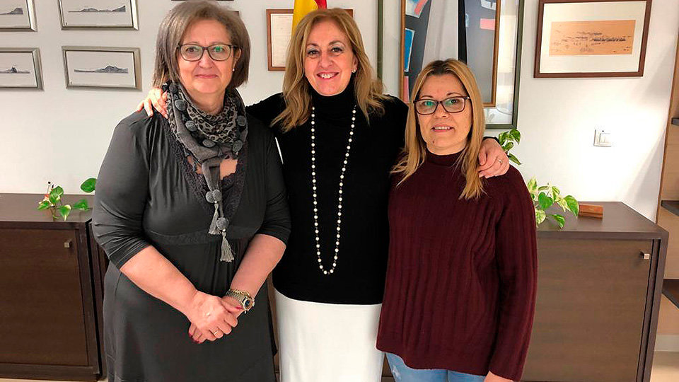 La consejera de Sanidad, Servicios Sociales, Menores e Igualdad, Adela Nieto, con integrantes de la Asociación de Fibromialgia de Ceuta