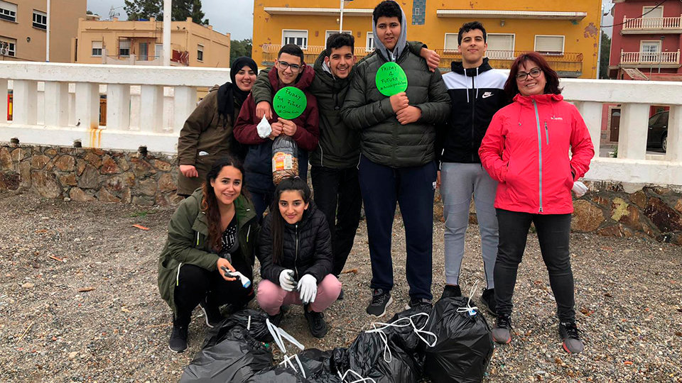 Jóvenes trecogen basura en la playa de Benítez