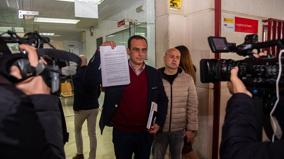 Manuel Hernández, PSOE, muestra a los medios el escrito presentado ante la Fiscalía