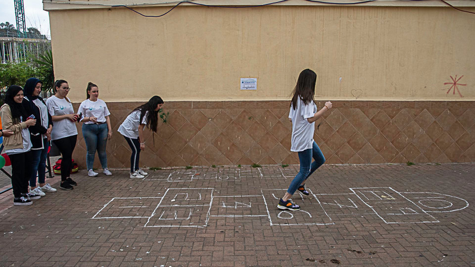 Chicas jugando a la Rayuela (1 de 2)