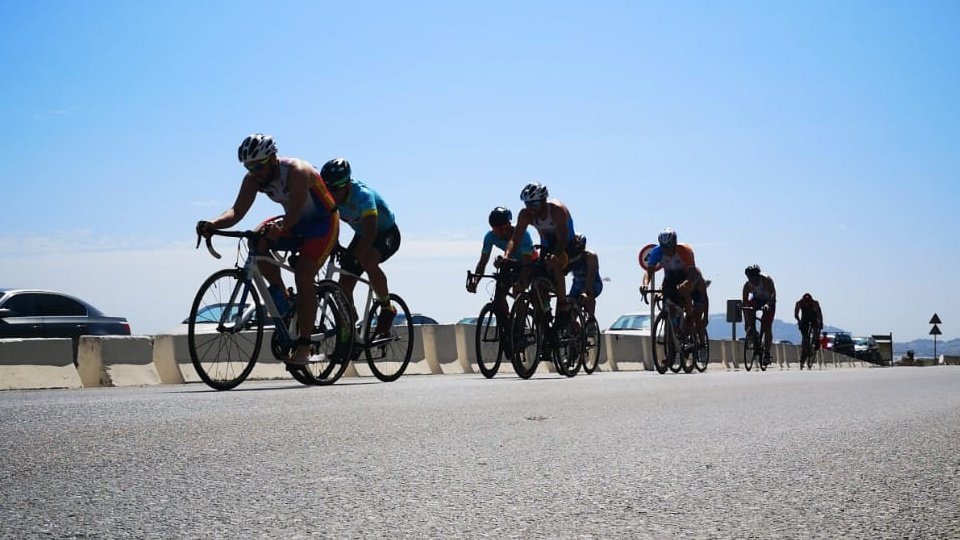 Varios ciclistas, a su paso por la carretera de Benzú durante una prueba de triatlón