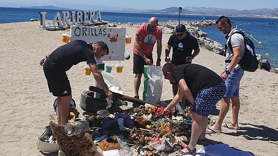 Retirada de basura en la playa de La Ribera