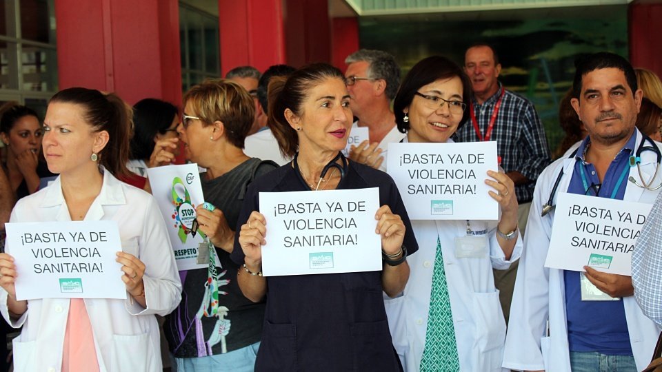 Varios sanitarios, portando proclamas contra la violencia