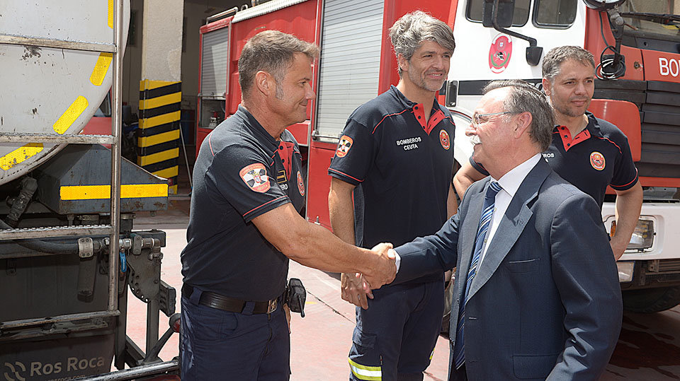 El prsidente Vivas saluda a los bomberos