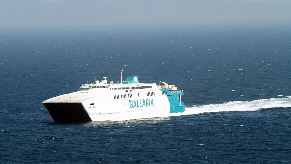 Un barco de Baleària, surcando las aguas del estrecho de Gibraltar