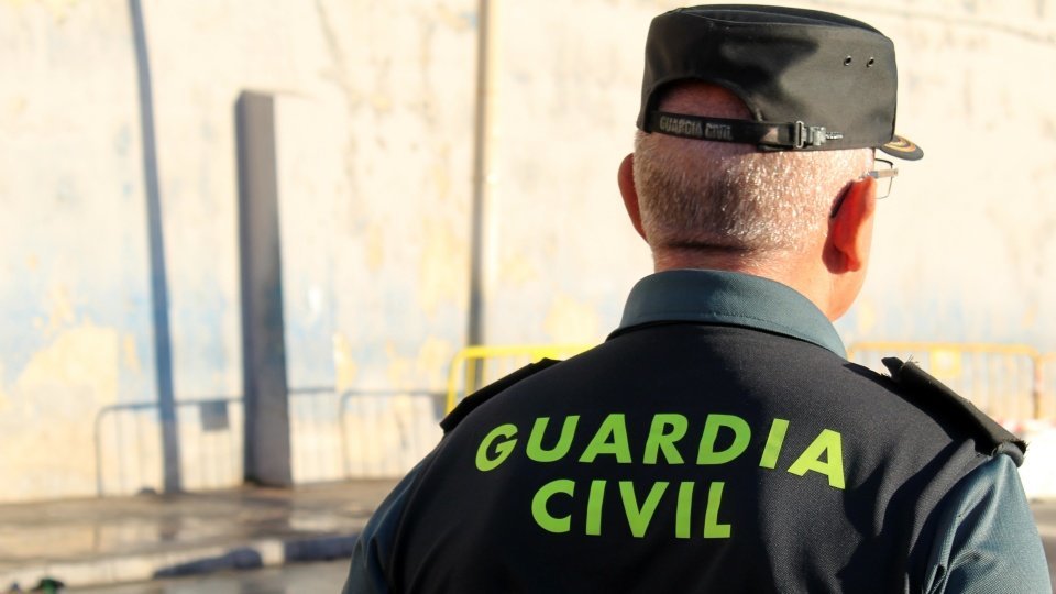 Un guardia civil, de espaldas