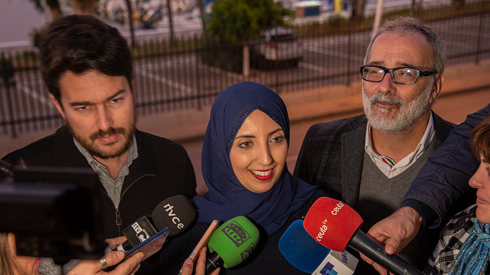 Fatima Hamed, junto a Yussef Mebroud (izqda) y Álvaro Guzman