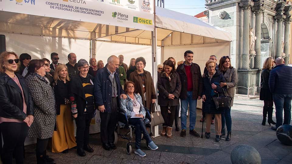 Foto de familia del CERMI junto a representantes institucionales y políticos