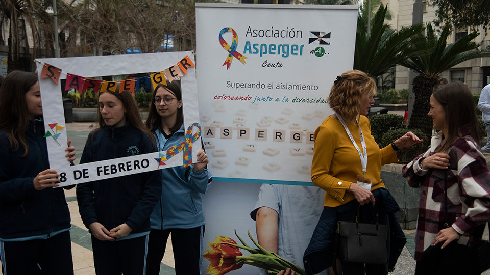 Stand informativo por el Día Internacional del Síndrome de Asperger