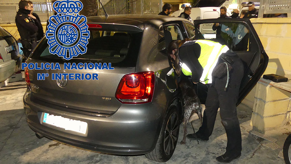 La Policía Nacional registra un vehículo con hachís