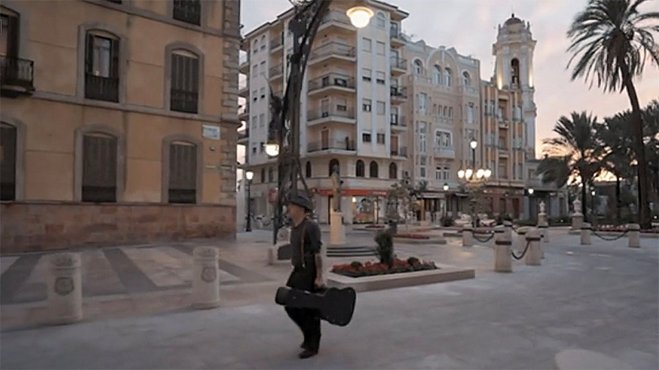 Felix Slim pasea por Ceuta en Un País para Escucharlo de TVE