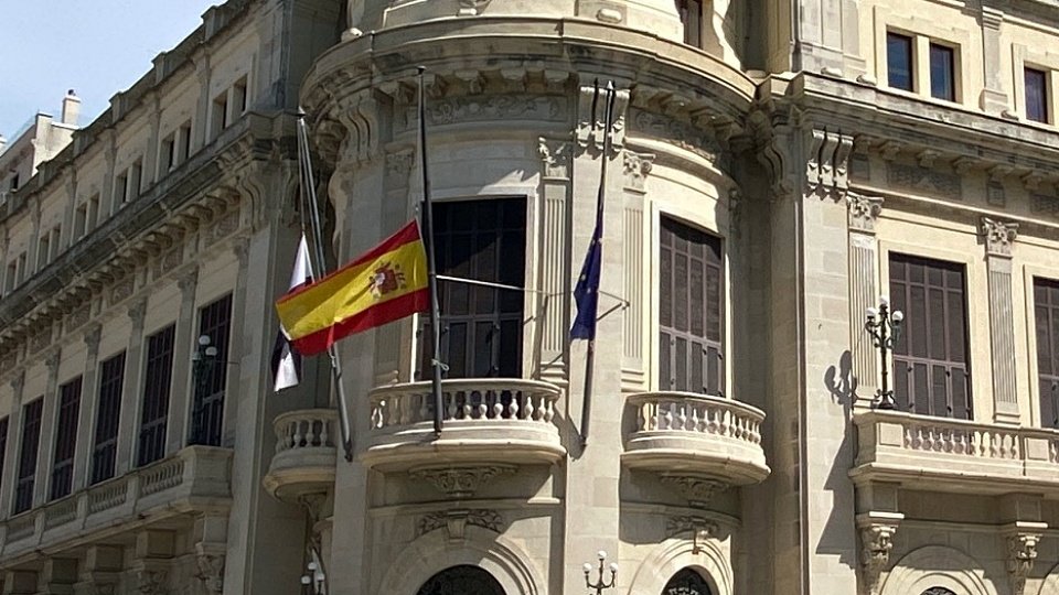Banderas a media asta en la fachada del Palacio Autonómico