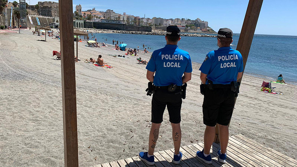 Agentes de Policía Local en la playa del Chorrillo