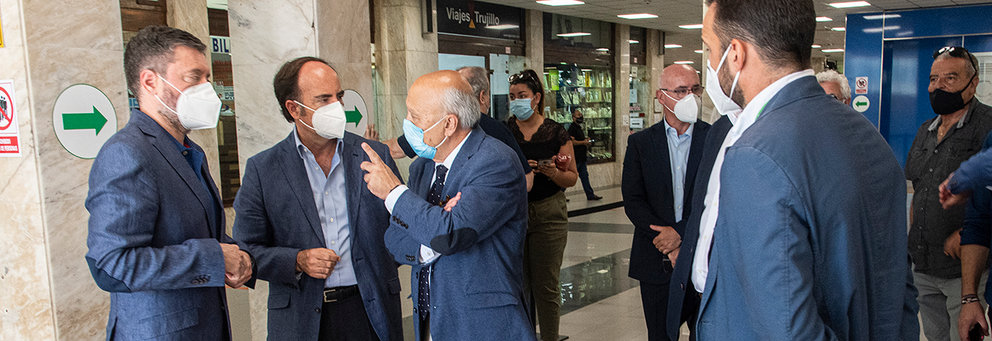 Juan Manuel Doncel, Gerardo Landaluce y Javier GUerrero conversan en la Estación Marítima
