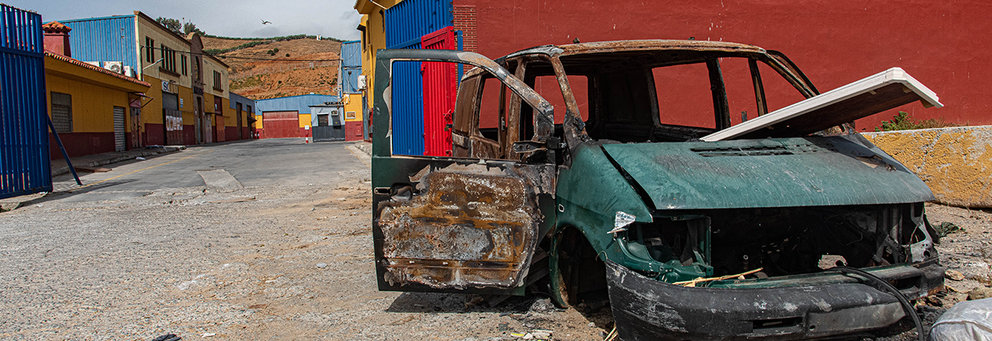 Un vehículo quemado en la entrada del Polígono de La Chimenea