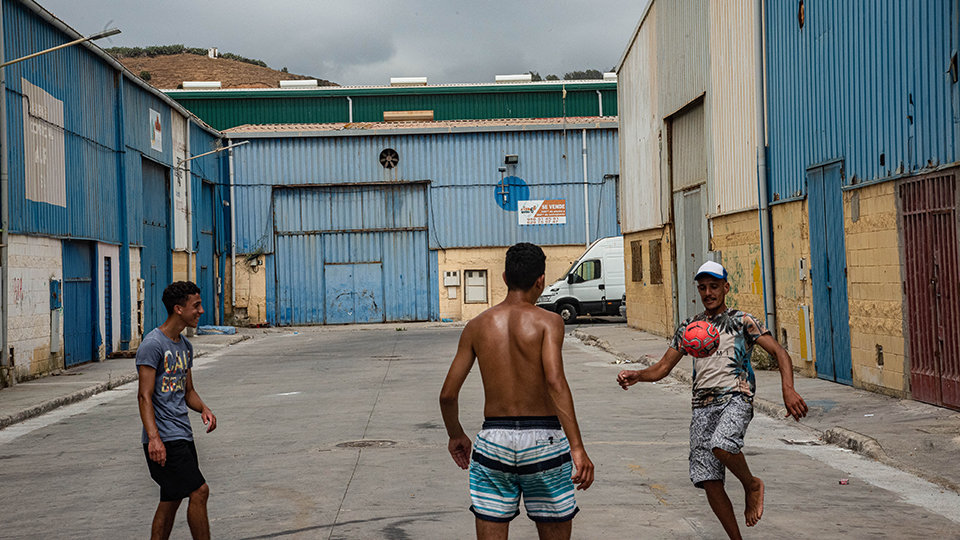 Transfronterizos albegados en las naves juegan al fútbol