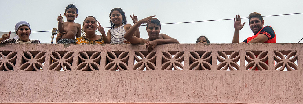 Una familia saluda a Ceuta al Día desde su terraza. Eid el Adha 2020